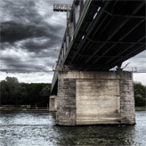 Eine Eisenbahnbrücke über den Rhein bei Germersheim.