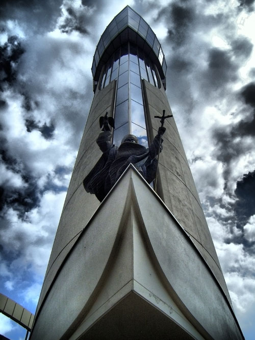 Dies ist der Glockenturm des "Sanktuarium der Barmherrzigkeit Gottes" in Krakau, von vorne.