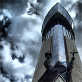 Dies ist der Glockenturm des "Sanktuarium der Barmherrzigkeit Gottes" in Krakau, von vorne.