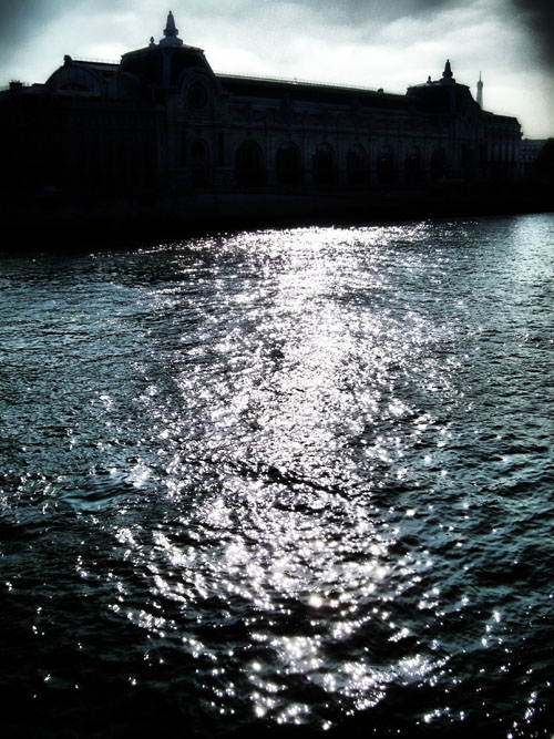 Blick über die Seine auf das Musée d'Orsay in Paris.